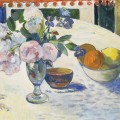 Fleurs et bol de fruits sur une table en 1894